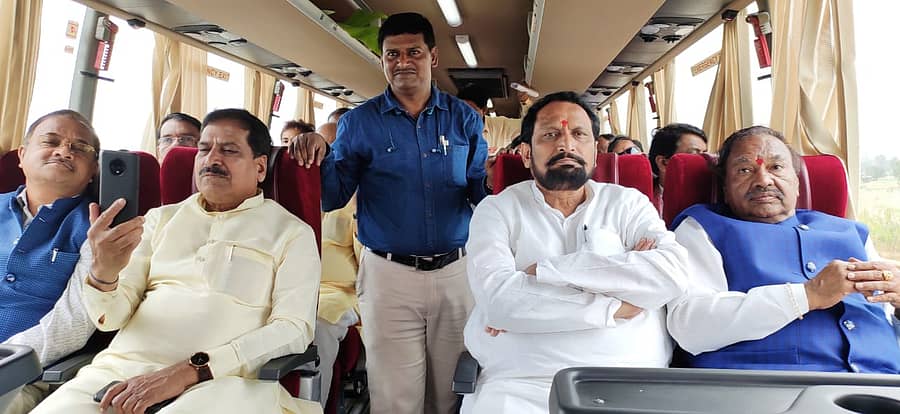 ನೂತನ ಬಸ್‌ ಲೋಕಾರ್ಪಣೆ ನಂತರ ಸುವರ್ಣ ವಿಧಾನಸೌಧಕ್ಕೆ ಹೊರಟ ಉಪಮುಖ್ಯಮಂತ್ರಿ ಲಕ್ಷ್ಮಣ ಸವದಿ. ಸಚಿವ ಈಶ್ವರಪ್ಪ ಉಪಸ್ಥಿತರಿದ್ದರು.