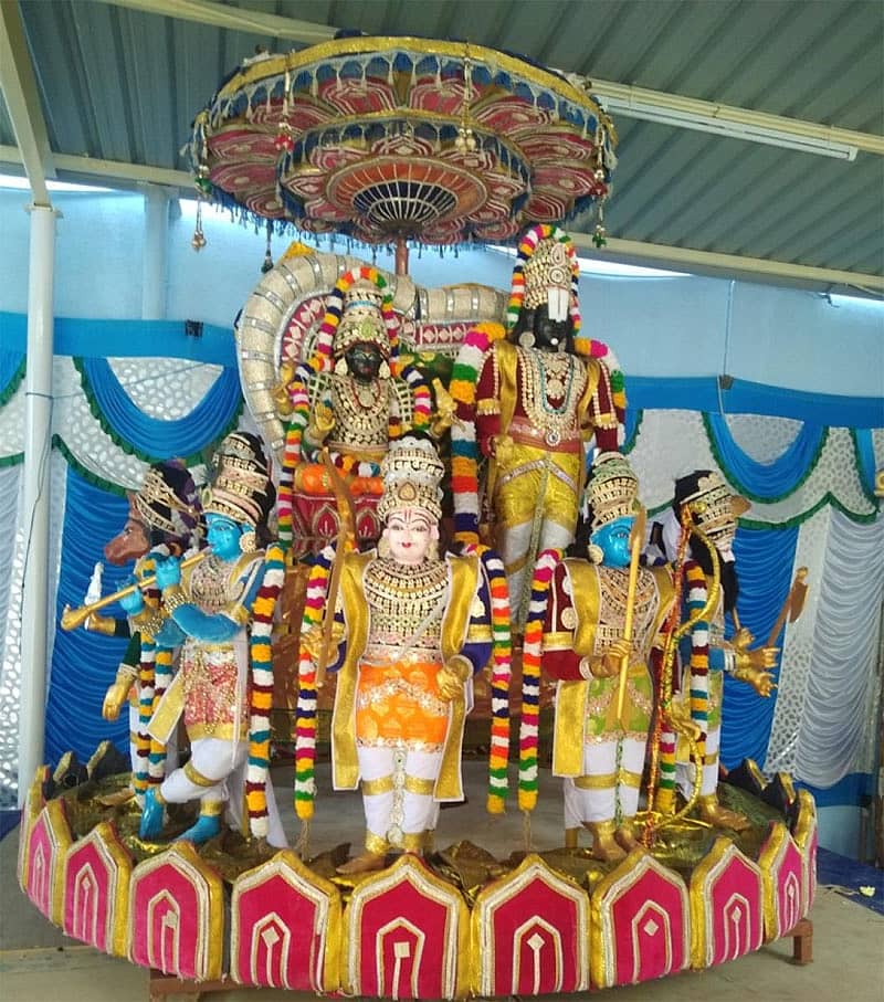 ಕಲ್ಬುರ್ಗಿಯ ವೆಂಕಟೇಶ್ವರ ಸನ್ನಿದಿಯಲ್ಲಿ ಮಧ್ಯದಲ್ಲಿ ವೆಂಕಟೇಶ್ವರ ಸ್ವಾಮಿ, ಸುತ್ತ ದಶಾವತಾರ ರೂಪಗಳಿರುವ ಮಾದರಿ