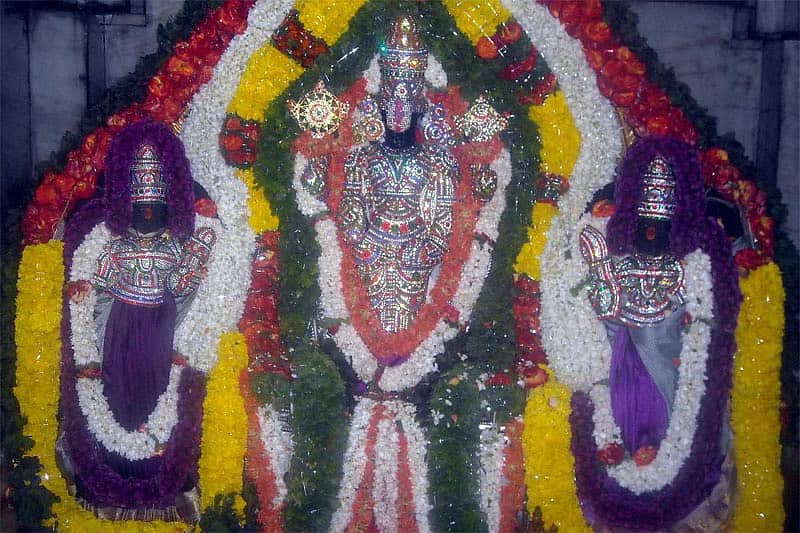 ಶ್ರೀನಿವಾಸಪುರ ತಾಲ್ಲೂಕಿನ ರೋಣೂರು ಗ್ರಾಮದ ಲಕ್ಷ್ಮೀವೆಂಕಟರಮಣಸ್ವಾಮಿ ದೇವಾಲಯದ ಗರ್ಭಗುಡಿಯಲ್ಲಿನ ಅಲಂಕೃತ ವಿಗ್ರಹಗಳು