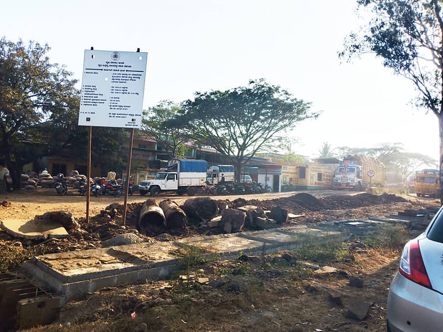 ಬೆಳಗಾವಿಯ ಎಪಿಎಂಸಿ ಆವರಣದಲ್ಲಿ ರಸ್ತೆಗಳು ಹಾಳಾಗಿದೆ...– ಪ್ರಜಾವಾಣಿ ಚಿತ್ರ