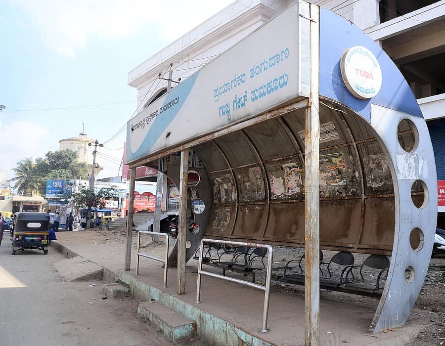 ಗುಬ್ಬಿ ಗೇಟ್ ಬಳಿ ಇರುವ ಬಸ್ ಶೆಲ್ಟರ್ ಧೂಳುಮಯವಾಗಿದೆ