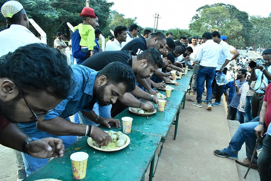 ಕಡುಬು ತಿಂದ ಸ್ಪರ್ಧಿಗಳು
