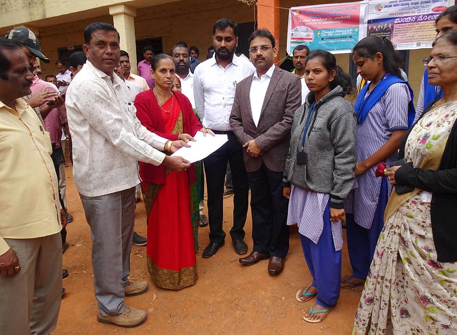 ನೋಂದಣಿ ಅರ್ಜಿ ಪಡೆದ ಜಿಲ್ಲಾಧಿಕಾರಿ ಪಿ.ಎನ್.ರವೀಂದ್ರ.