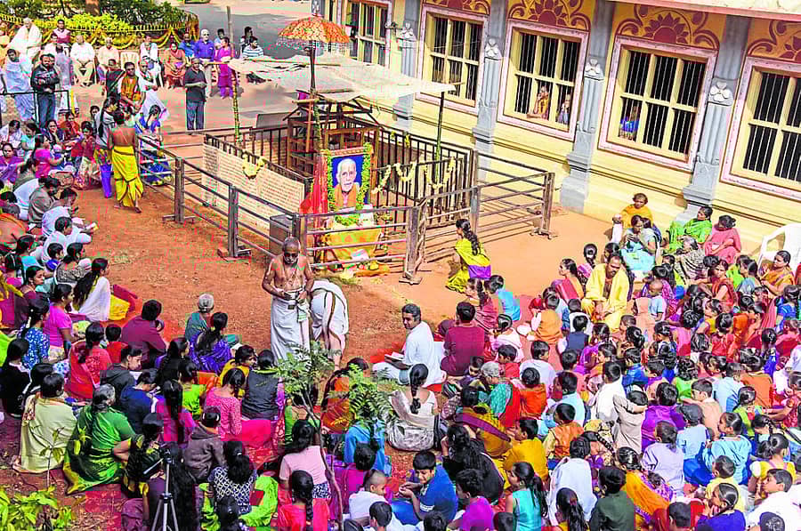 ವಿದ್ಯಾಪೀಠದಲ್ಲಿರುವ ಪೇಜಾವರ ಶ್ರೀ ಬೃಂದಾವನದ ಎದುರು ಪ್ರಾರ್ಥನೆಯಲ್ಲಿ ತೊಡಗಿರುವ ಭಕ್ತರು