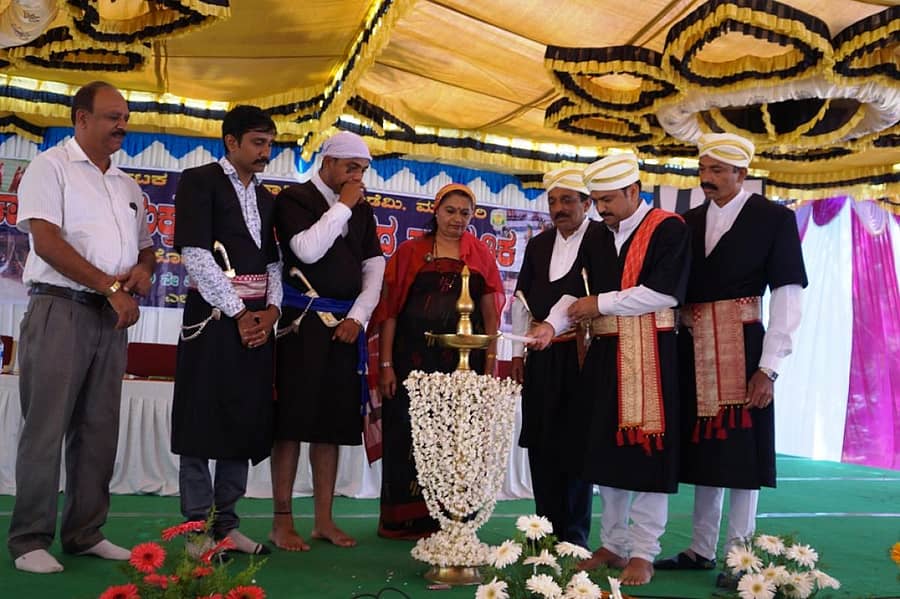 ಕೊಡವ ಜನಪದ ಸಾಂಸ್ಕ್ರತಿಕ ನಮ್ಮೆಗೆ ರೂಟ್ಸ್ ಎಜುಕೇಶನ್ ಟ್ರಸ್ಟ್ನ ಟ್ರಸ್ಟಿ ಮಲ್ಲಂಗಡ ನಿರನ್ ಉತ್ತಪ್ಪ ದೀಪಬೆಳಗುವುದರ ಮೂಲಕ ಚಾಲನೆ ನೀಡಿದರು