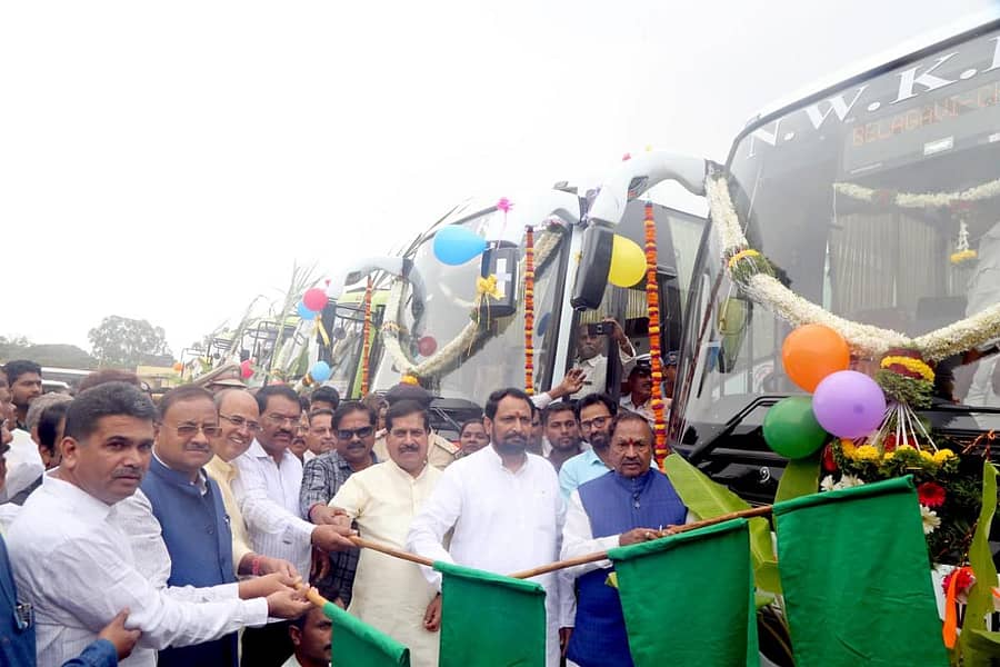 ಬೆಳಗಾವಿಯಲ್ಲಿ ನೂತನ ಬಸ್ಗಳ ಅಧಿಕೃತ ಸಂಚಾರಕ್ಕೆ ಸಾರಿಗೆ ಸಚಿವ ಲಕ್ಷ್ಮಣ ಸವದಿ, ಗ್ರಾಮೀಣಾಭಿವೃದ್ಧಿ ಹಾಗೂ ಪಂಚಾಯತ್ರಾಜ್ ಸಚಿವ ಕೆ.ಎಸ್. ಈಶ್ವರಪ್ಪ ಸೋಮವಾರ ಹಸಿರುನಿಶಾನೆ ತೋರಿದರು
