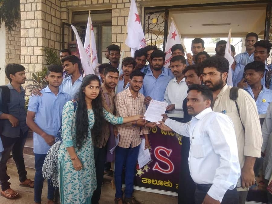 ನವದೆಹಲಿಯ ಜೆ.ಎನ್.ಯು. ವಿದ್ಯಾರ್ಥಿಗಳ ಮೇಲೆ ದಾಳಿ ನಡೆಸಿದವರನ್ನು ಬಂಧಿಸಬೇಕೆಂದು ಆಗ್ರಹಿಸಿ ಎಸ್.ಎಫ್.ಐ. ಹಾಗೂ ಹಂಪಿ ಕನ್ನಡ ವಿಶ್ವವಿದ್ಯಾಲಯದ ವಿದ್ಯಾರ್ಥಿಗಳು ಸೋಮವಾರ ಹೊಸಪೇಟೆಯಲ್ಲಿ ಉಪ ತಹಶೀಲ್ದಾರ್ ಅಮರನಾಥ ಅವರಿಗೆ ಮನವಿ ಪತ್ರ ಸಲ್ಲಿಸಿದರು