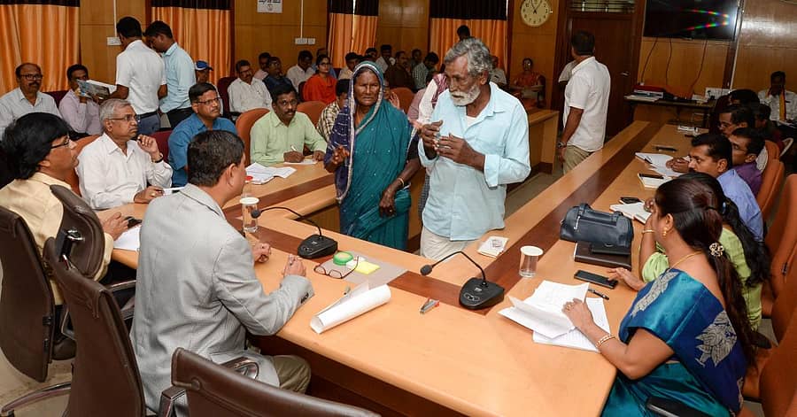 ದಾವಣಗೆರೆಯ ಜಿಲ್ಲಾಧಿಕಾರಿ ಕಚೇರಿಯಲ್ಲಿ ನಡೆದ ಜನಸ್ಪಂದನ ಕಾರ್ಯಕ್ರಮದಲ್ಲಿ ಜಿಲ್ಲಾಧಿಕಾರಿ ಮಹಾಂತೇಶ ಬೀಳಗಿ ಸಾರ್ವಜನಿಕರ ಕುಂದು ಕೊರತೆ ಆಲಿಸಿದರು