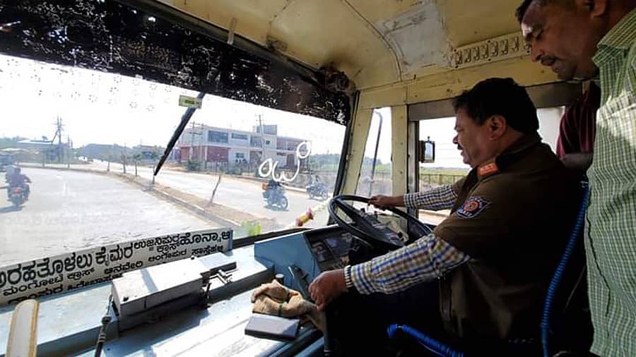 ಕೆ.ಎಸ್‌.ಆರ್‌.ಟಿ.ಸಿ ಬಸ್ ಸಂಚಾರಕ್ಕೆ ಚಾಲನೆ ನೀಡಿದ ಶಾಸಕ ಎಂ.ಪಿ. ರೇಣುಕಾಚಾರ್ಯ ಅವರು ಚಾಲಕನ ಸಮವಸ್ತ್ರ ಹಾಕಿಕೊಂಡು ತಾವೇ ಹಳ್ಳಿಗಳಿಗೆ ಬಸ್‌ ಚಲಾಯಿಸಿಕೊಂಡು ಹೋದರು.