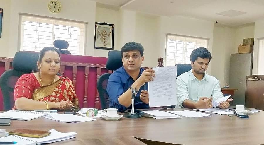 ಗಣರಾಜ್ಯೋತ್ಸವದ ಸಿದ್ಧತೆ ಸಂಬಂಧ ಕೋಲಾರದಲ್ಲಿ ಸೋಮವಾರ ನಡೆದ ಪೂರ್ವಭಾವಿ ಸಭೆಯಲ್ಲಿ ಜಿಲ್ಲಾಧಿಕಾರಿ ಜೆ.ಮಂಜುನಾಥ್‌ ಮಾತನಾಡಿದರು.