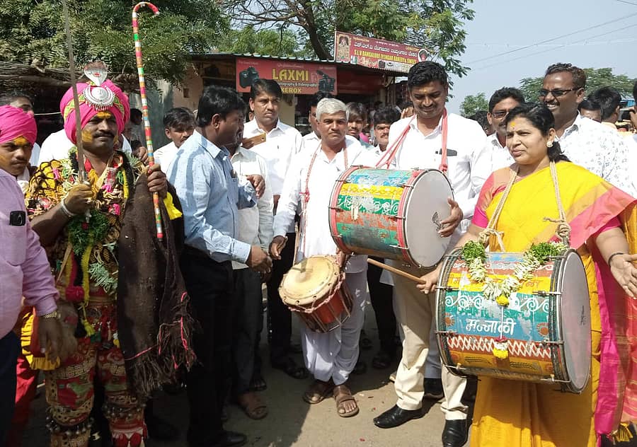 ಔರಾದ್ ತಾಲ್ಲೂಕಿನ ಚಿಂತಾಕಿಯಲ್ಲಿ ಸೋಮವಾರ ನಡೆದ ಗಿರಿಜನ ಉತ್ಸವಕ್ಕೆ ಜಿಲ್ಲಾ ಪಂಚಾಯಿತಿ ಅಧ್ಯಕ್ಷೆ ಗೀತಾ ಚಿದ್ರಿ ಡೊಳ್ಳು ಬಾರಿಸುವ ಮೂಲಕ ಚಾಲನೆ ನೀಡಿದರು