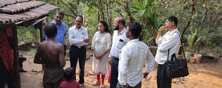 ನೀರೆ ಗ್ರಾಮದಲ್ಲಿ ಮ‌ಕ್ಕಳನ್ನು ಮಾರಾಟ ಮಾಡಲು ಯತ್ನಿಸುತ್ತಿರುವ ವಿಚಾರ ತಿಳಿದು ಮಕ್ಕಳ ರಕ್ಷಣಾ ಘಟಕದ ಅಧಿಕಾರಿಗಳು ಭೇಟಿನೀಡಿ ಇಬ್ಬರು ಮಕ್ಕಳನ್ನು ರಕ್ಷಿಸಿದ್ದಾರೆ.