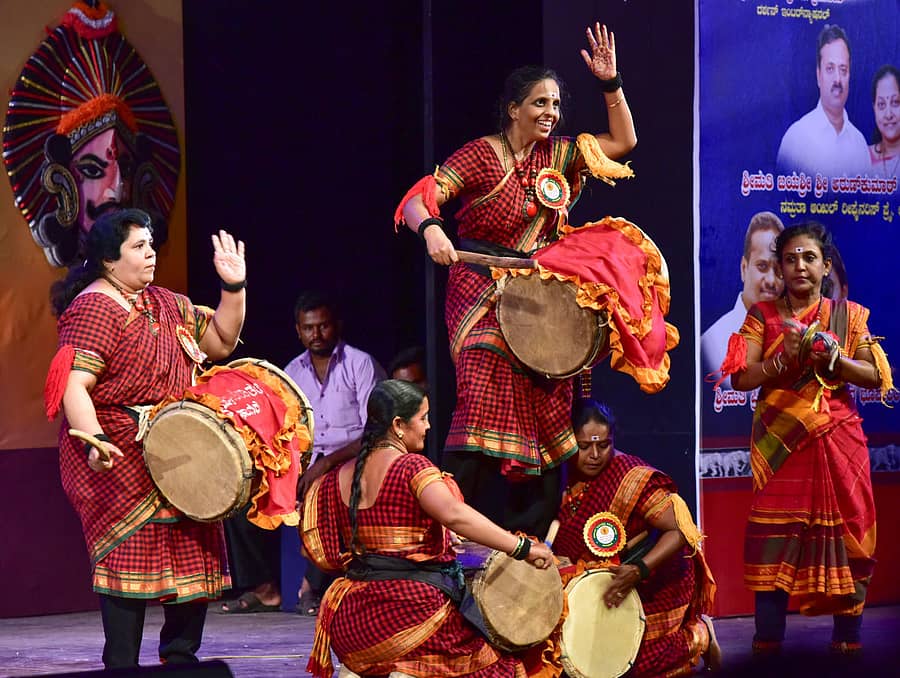 ಡೊಳ್ಳು ಕುಣಿತ ಪ್ರದರ್ಶಿಸಿದ ಸಾಗರದ ವೈಷ್ಣವಿ ಡೊಳ್ಳು ಕುಣಿತ ತಂಡ