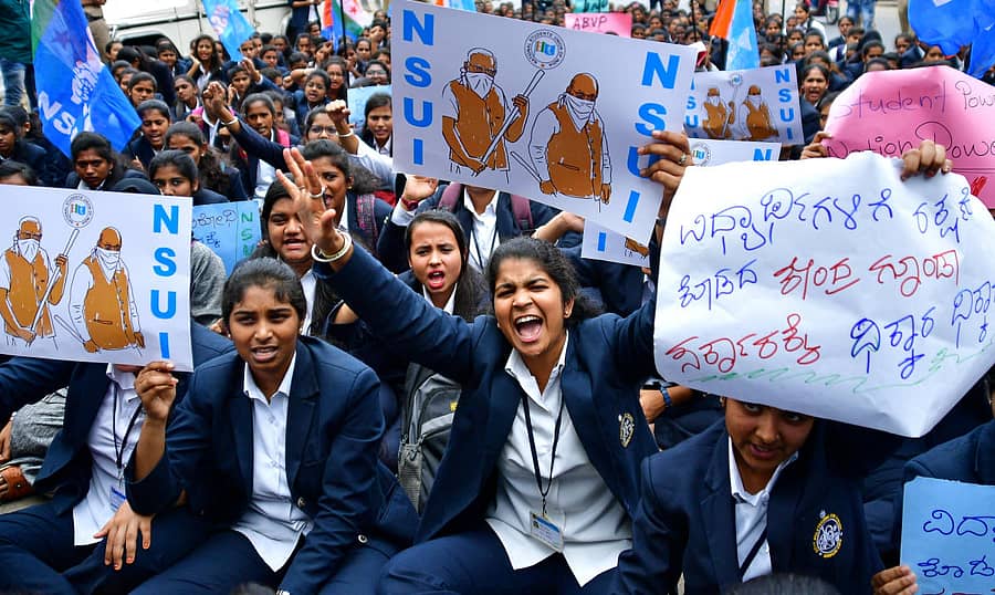 ದೆಹಲಿಯ ಜೆಎನ್ಯು ವಿದ್ಯಾರ್ಥಿಗಳ ಮೇಲೆ ನಡೆದ ಹಲ್ಲೆಯನ್ನು ಖಂಡಿಸಿ ನಗರದ ಮೌರ್ಯ ವೃತ್ತದ ಬಳಿ ಎನ್ಎಸ್ಯುಐ ಸಂಘಟನೆಯ ಸದಸ್ಯರು ಪ್ರತಿಭಟನೆ ನಡೆಸಿದರು ಪ್ರಜಾವಾಣಿ ಚಿತ್ರ