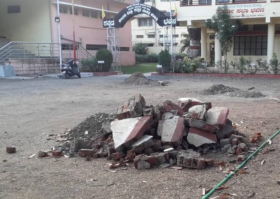 ಕಲಬುರ್ಗಿಯ ಕನ್ನಡ ಭವನದ ಆವರಣದಲ್ಲಿ ಖಾಸಗಿ ಸಂಸ್ಥೆಗಳು ಶಾಮಿಯಾನ ಹಾಕಿದ ನಂತರ ಕಟ್ಟಡ ತ್ಯಾಜ್ಯವನ್ನು ಅಲ್ಲೇ ಬಿಸಾಕಿ ಹೋಗಿವೆ