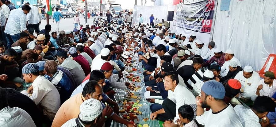 ವಾಡಿಯಲ್ಲಿ ಎನ್ಆರ್ಸಿ, ಸಿಎಎ ವಿರೋಧಿಸಿ ಮುಸ್ಲಿಂ ಸಮಾಜದ ವತಿಯಿಂದ ಸೋಮವಾರ ರಸ್ತೆ ಮಧ್ಯದಲ್ಲಿ ಇಫ್ತಾರ್ ಕೂಟ ಆಯೋಜಿಸಿ ಪ್ರತಿಭಟನೆ ನಡೆಸಲಾಯಿತು