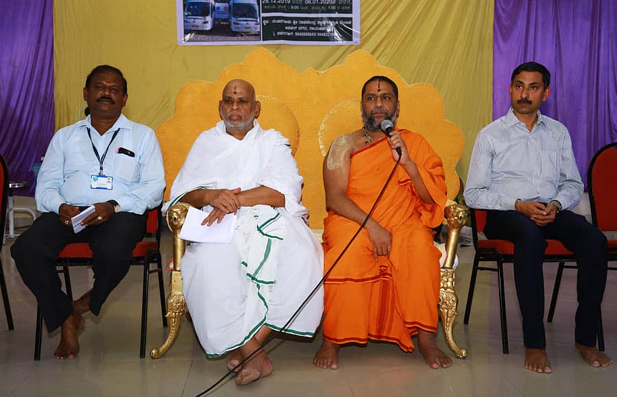 ರಾಯಚೂರಿನ ರಾಘವೇಂದ್ರ ಸ್ವಾಮಿ ಶಾಖಾಮಠದಲ್ಲಿ 10 ದಿನ ಆಯೋಜಿಸಿದ್ದ ನೇತ್ರ ತಪಾಸಣೆ ಹಾಗೂ ಚಿಕಿತ್ಸೆ ಶಿಬಿರದ ಸಮಾರೋಪ ಸಮಾರಂಭದಲ್ಲಿ ಮಂತ್ರಾಲಯ ಮಠದ ಪೀಠಾಧಿಪತಿ ಸುಬುಧೇಂದ್ರ ತೀರ್ಥರು ಮಾತನಾಡಿದರು