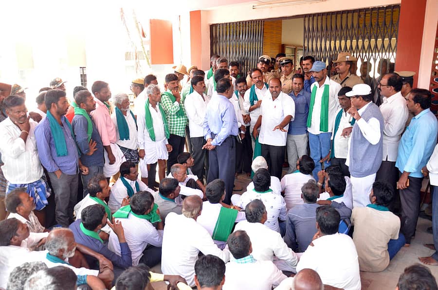 ಕೃಷಿ ಪಂಪ್‌ಸೆಟ್‌ಗಳಿಗೆ ಗುಣಮಟ್ಟದ ವಿದ್ಯುತ್‌ ಪೂರೈಕೆ ಮಾಡಬೇಕು ಎಂದು ಆಗ್ರಹಿಸಿ ರೈತರು ಚಾಮರಾಜನಗರ ಸೆಸ್ಕ್‌ ಕಚೇರಿಗೆ ಮುತ್ತಿಗೆ ಹಾಕಿ ಪ್ರತಿಭಟನೆ ನಡೆಸಿದರು