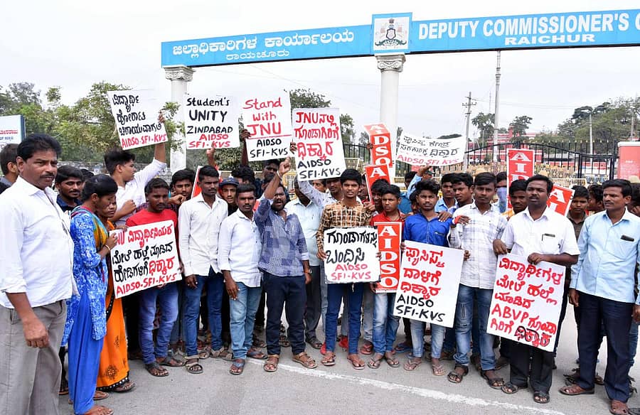 ರಾಯಚೂರು ಜಿಲ್ಲಾಧಿಕಾರಿ ಕಚೇರಿ ಎದುರು ಎಐಡಿಎಸ್ಓ, ಎಸ್ಎಫ್ಐ ಮತ್ತು ಕೆವಿಎಸ್ ಜಿಲ್ಲಾ ಘಟಕದ ಪದಾಧಿಕಾರಿಗಳು ದೆಹಲಿಯಲ್ಲಿ ಎಬಿವಿಪಿ ನಡೆಸಿದ ಗುಂಡಾಗಿರಿ ವಿರುದ್ಧ ಕ್ರಮಕ್ಕೆ ಒತ್ತಾಯಿಸಿ ಸೋಮವಾರ ಪ್ರತಿಭಟನೆ ನಡೆಸಿದರು