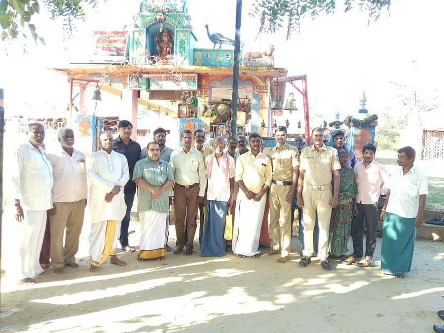 ಸುಳ್ವಾಡಿಯ ಕಿಚ್ಚುಗುತ್ತಿ ಮಾರಮ್ಮನ ದೇವಾಲಯಕ್ಕೆ ಮುಜರಾಯಿ ಇಲಾಖೆಯ ರಾಜ್ಯ ಆಗಮಿಕ ಪಂಡಿತ ವಿದ್ವಾನ್ ಜಿ.ಎ. ವಿಜಯ್ಕುಮಾರ್ ಅವರು ಮಂಗಳವಾರ ಭೇಟಿ ನೀಡಿದರು