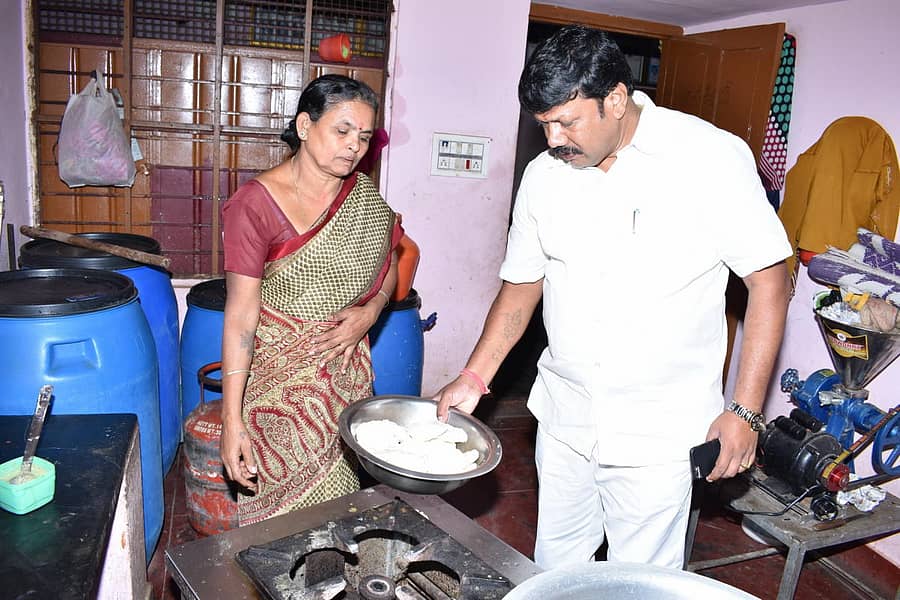 ಕೋಲಾರದ ಹಿಂದುಳಿದ ವರ್ಗಗಳ ಕಲ್ಯಾಣ ಇಲಾಖೆ ಮೆಟ್ರಿಕ್ ನಂತರದ ವಿದ್ಯಾರ್ಥಿನಿಲಯಕ್ಕೆ ಮಂಗಳವಾರ ಭೇಟಿ ನೀಡಿದ ಜಿ.ಪಂ ಅಧ್ಯಕ್ಷ ಸಿ.ಎಸ್.ವೆಂಕಟೇಶ್ ಅಡುಗೆ ಕೋಣೆ ವೀಕ್ಷಿಸಿದರು.