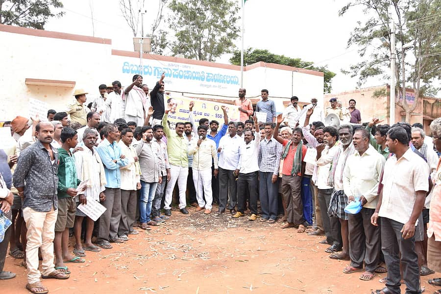 ಸಮತಾ ಸೈನಿಕ ದಳದ ಕಾರ್ಯಕರ್ತರು ದಿಬ್ಬೂರು ಗ್ರಾಮ ಪಂಚಾಯಿತಿಗೆ ಮುತ್ತಿಗೆ ಹಾಕಿ ಪ್ರತಿಭಟನೆ ನಡೆಸಿದರು.