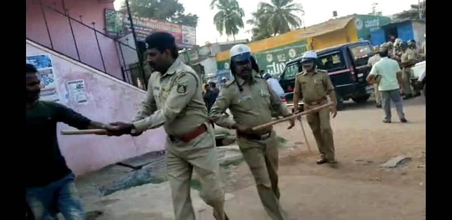 ಲಘು ಲಾಠಿ ಪ್ರಹಾರ ನಡೆಸಿ ಪೊಲೀಸರು ಯುವಕರ ಗುಂಪನ್ನು ಚದುರಿಸಿದರು