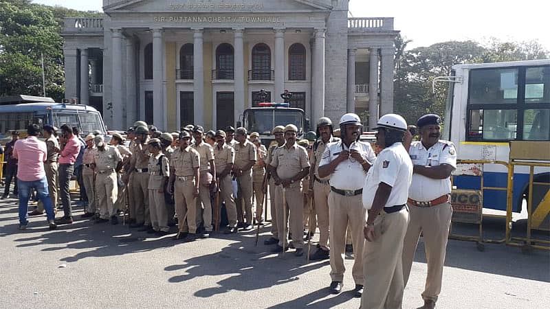 ನಗರದ ಟೌನ್ಹಾಲ್ ಬಳಿ ಬಿಗಿ ಪೊಲೀಸ್ ಬಂದೋಬಸ್ತ್ ಏರ್ಪಡಿಸಲಾಗಿದೆ