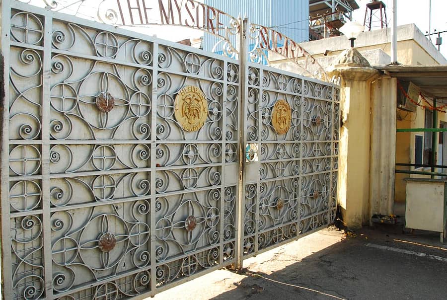ಮೈಷುಗರ್ ಕಾರ್ಖಾನೆ ಗೇಟ್ ಬಂದ್ ಆಗಿರುವುದು