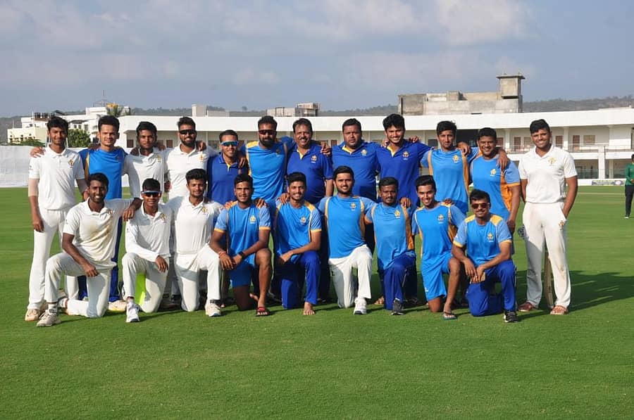 ಬೆಳಗಾವಿಯಲ್ಲಿ ಬುಧವಾರ ಸಿ.ಕೆ. ನಾಯ್ಡು ಟ್ರೋಫಿ ಕ್ರಿಕೆಟ್ ಟೂರ್ನಿಯ ಪಂದ್ಯದಲ್ಲಿ ಆಂಧ್ರದ ವಿರುದ್ಧ ಗೆದ್ದು ಸಂಭ್ರಮಿಸಿದ ಕರ್ನಾಟಕ ತಂಡ