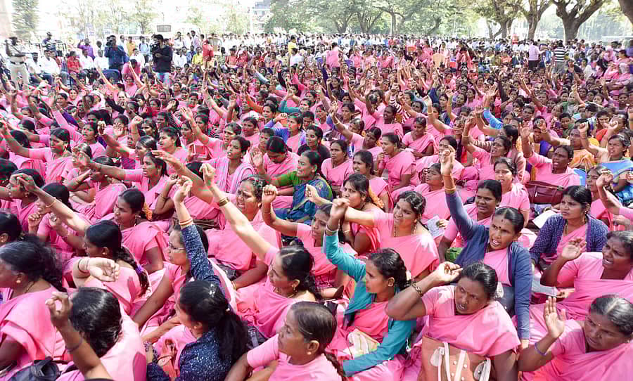 ಕಾರ್ಮಿಕ ಸಂಘಟನೆಗಳ ಜಂಟಿ ಸಮಿತಿ ನೇತೃತ್ವದಲ್ಲಿ, ಮೈಸೂರಿನ ಪುರಭವನದ ಮುಂಭಾಗದಲ್ಲಿ ಪ್ರತಿಭಟನೆ ನಡೆಸಿದ ಕಾರ್ಮಿಕರುಚಿತ್ರ: ಬಿ.ಆರ್.ಸವಿತಾ