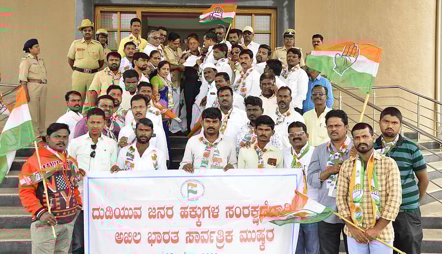 ಕಾಂಗ್ರೆಸ್ ಜಿಲ್ಲಾ ಸಮಿತಿ ವತಿಯಿಂದ ಜಿಲ್ಲಾಧಿಕಾರಿ ಕಚೇರಿ ಮುಂದೆ ಬುಧವಾರ ಪ್ರತಿಭಟನೆ ನಡೆಸಲಾಯಿತು