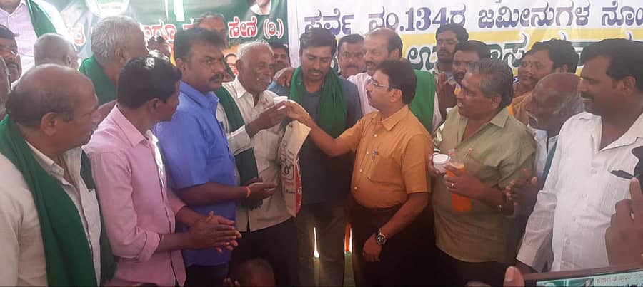 ಉಪವಾಸನಿರತ ರೈತರಿಗೆ ಪಾನೀಯ ನೀಡಿದ ಜಿಲ್ಲಾಧಿಕಾರಿ ಪಿ.ಎನ್.ರವೀಂದ್ರ