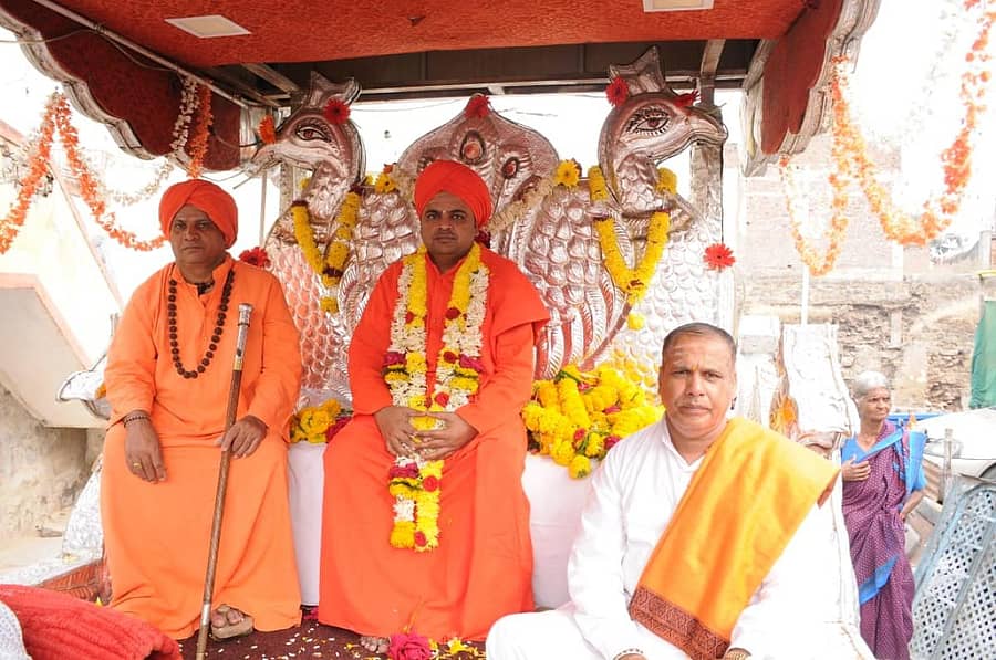 ಅಥಣಿಯಲ್ಲಿ ಮೋಟಗಿ ಮಠದಿಂದ ಆಯೋಜಿಸಿದ್ದ ಕಾರ್ಯಕ್ರಮದಲ್ಲಿ ಭಾಗವಹಿಸಲು ಬಂದ ನಾಗನೂರು ರುದ್ರಾಕ್ಷಿಮಠದ ಡಾ.ಅಲ್ಲಮ್ಮಪ್ರಭು ಸ್ವಾಮೀಜಿ ಅವರನ್ನು ಮೆರವಣಿಗೆಯಲ್ಲಿ ಸ್ವಾಗತಿಸಲಾಯಿತು