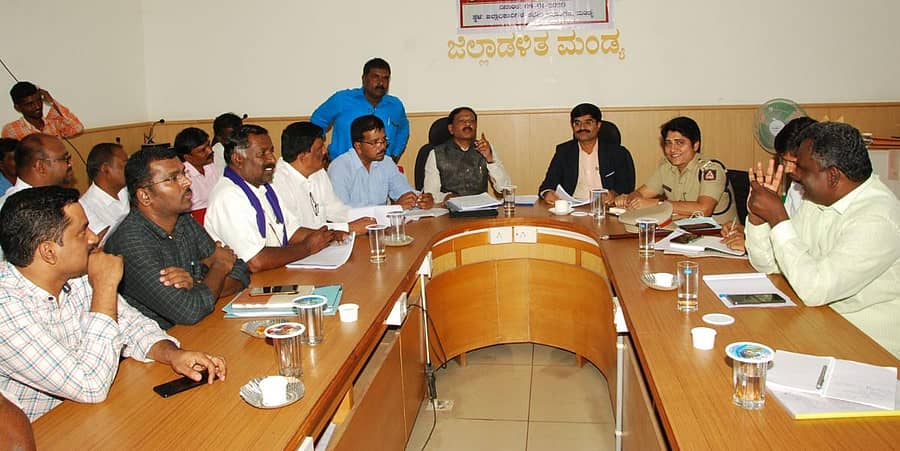 ಜಿಲ್ಲಾಧಿಕಾರಿ ಕಚೇರಿಯಲ್ಲಿ ನಡೆದ ಪೌರಕಾರ್ಮಿಕರ ಪ್ರಗತಿ ಪರಿಶೀಲನಾ ಸಭೆಯಲ್ಲಿ ರಾಷ್ಟ್ರೀಯ ಸಫಾಯಿ ಕರ್ಮಚಾರಿಗಳ ಆಯೋಗದ ಸದಸ್ಯ ಜಗದೀಶ್ ಹಿರೇಮಣಿ ಮಾತನಾಡಿದರು