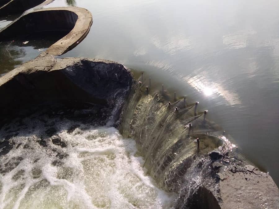 ಕೋಲಾರ ತಾಲ್ಲೂಕಿನ ಎಸ್.ಅಗ್ರಹಾರ ಕೆರೆಯಿಂದ ಕೆಸಿ ವ್ಯಾಲಿ ನೀರು ಜನ್ನಘಟ್ಟ ಕೆರೆಗೆ ಹರಿಯುತ್ತಿರುವ ಕಾಲುವೆಯಲ್ಲಿ ಚೆಕ್ ಡ್ಯಾಂ ಎತ್ತರ ಕಡಿಮೆ ಮಾಡಿರುವುದು.