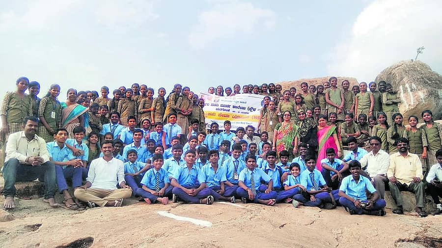 ಯರಗೋಳ ಗ್ರಾಮದ ಠೀಕಾಚಾರ್ಯ ಗುಡ್ಡದಲ್ಲಿ ಸರ್ಕಾರಿ ಪದವಿ ಪೂರ್ವ ಕಾಲೇಜು ವಿದ್ಯಾರ್ಥಿಗಳಿಗೆ ಐತಿಹಾಸಿಕ ಸ್ಥಳಗಳ ಪರಿಚಯ ಕಾರ್ಯಕ್ರಮ ಹಮ್ಮಿಕೊಳ್ಳಲಾಯಿತು