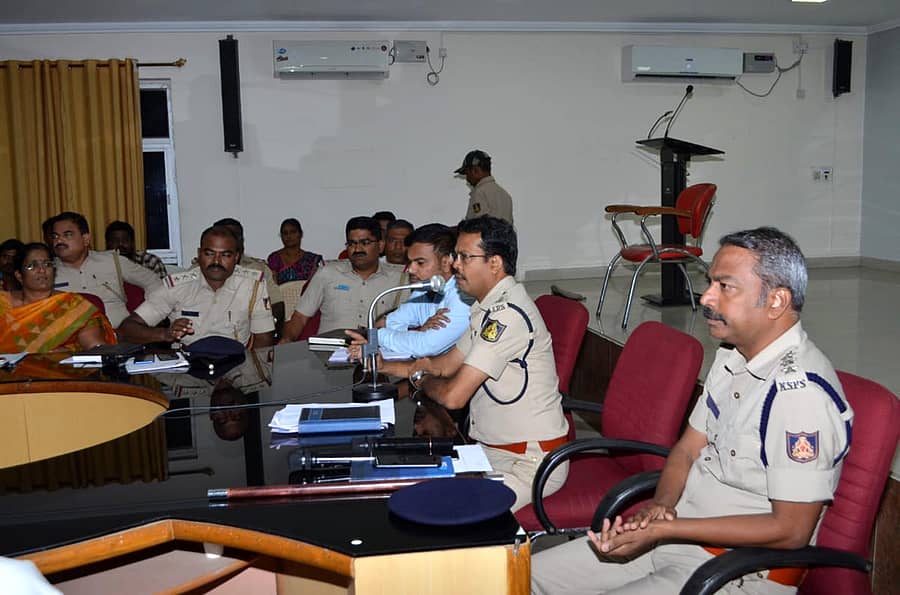 ರಾಯಚೂರು ಜಿಲ್ಲಾ ಪೊಲೀಸ್ ವರಿಷ್ಠಾಧಿಕಾರಿ ಕಚೇರಿಯಲ್ಲಿ ಮಂಗಳವಾರ ಆಯೋಜಿಸಿದ್ದ ಶಿಕ್ಷಣ ಸಂಸ್ಥೆಗಳ ಮುಖ್ಯಸ್ಥರ ಹಾಗೂ ಆಟೋ ಚಾಲಕರ ಸಭೆಯಲ್ಲಿ ಎಸ್ಪಿ ಡಾ.ಸಿ.ಬಿ.ವೇದಮೂರ್ತಿ ಮಾತನಾಡಿದರು