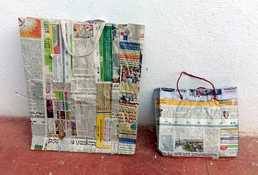 ಕಾಗದಕ್ಕೆ ಮೆಕ್ಕೆಜೋಳದ ಅಂಟನ್ನು ಹಚ್ಚಿ ತಯಾರಿಸಲಾದ ಕೈಚೀಲಗಳು