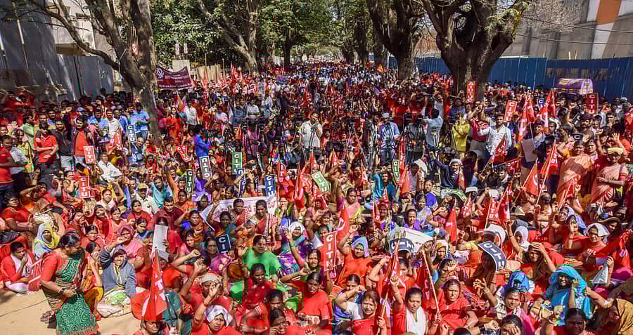 ವಿವಿಧ ಕಾರ್ಮಿಕ ಸಂಘಟನೆಗಳ ವತಿಯಿಂದ ಸ್ವಾತಂತ್ರ್ಯ ಉದ್ಯಾನದ ಬಳಿ ಪ್ರತಿಭಟನೆ ನಡೆಯಿತು