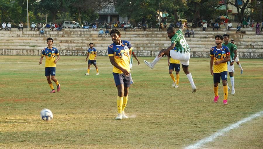 ಎಎಸ್‌ಎ ಅನಂತಪುರ ಮತ್ತು ಬೆಂಗಳೂರು ಡ್ರೀಮ್ಸ್‌ ಯುನೈಟೆಡ್‌ ಎಫ್‌ಸಿ ನಡುವಿನ ಪಂದ್ಯದ ಹಣಾಹಣಿ ವೈಖರಿ