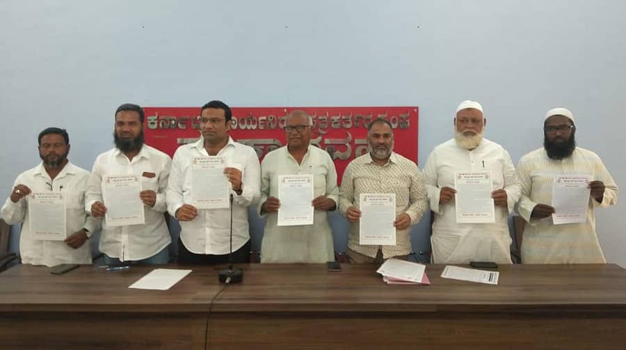 ಇದೇ 21ರಂದು ಕಲಬುರ್ಗಿಯಲ್ಲಿ ನಡೆಯಲಿರುವ ಸಮಾವೇಶದ ಕರಪತ್ರವನ್ನು ಕರ್ನಾಟಕ ಪೀಪಲ್ಸ್ ಫೋರಂ ಸದಸ್ಯರು ಬಿಡುಗಡೆ ಮಾಡಿದರು. ಮಾರುತಿ ಮಾನ್ಪಡೆ, ಮೊಹಮ್ಮದ್ ಅಸಗರ ಚುಲಬುಲ್, ನಾಸಿರ್ ಇತರರು ಇದ್ದರು