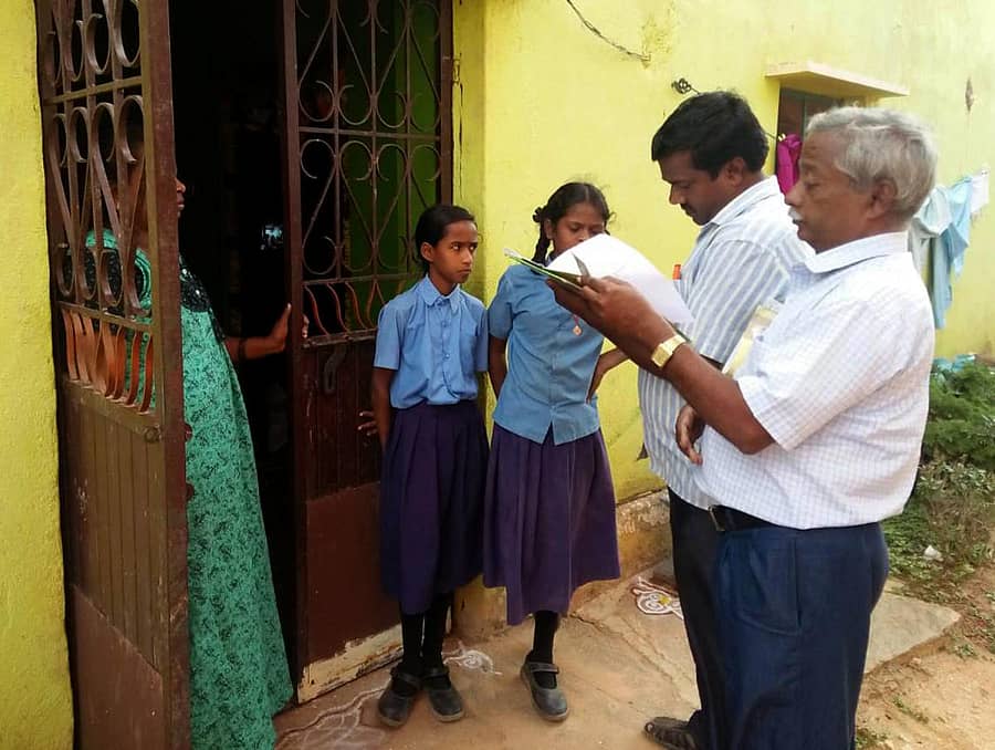 ಚನ್ನರಾಯಪಟ್ಟಣ ಹೋಬಳಿ ನಲ್ಲೂರು ಗ್ರಾಮದಲ್ಲಿ ಶಾಲೆ ಬಿಟ್ಟ ಮಕ್ಕಳನ್ನು ಶಾಲೆಗೆ ದಾಖಲು ಮಾಡಿಸುವಂತೆ ಪೋಷಕರ ಮನವೊಲಿಸುವಲ್ಲಿ ನಿರತರಾಗಿರುವ ಶಿಕ್ಷಕರು