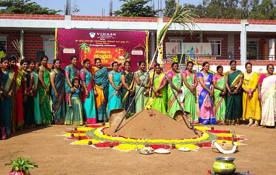 ಸಂಕ್ರಾಂತಿ ಸಂಭ್ರಮ ಕಾರ್ಯಕ್ರಮದಲ್ಲಿ ಪಾಲ್ಗೊಂಡಿದ್ದ ಮಹಿಳೆಯರು