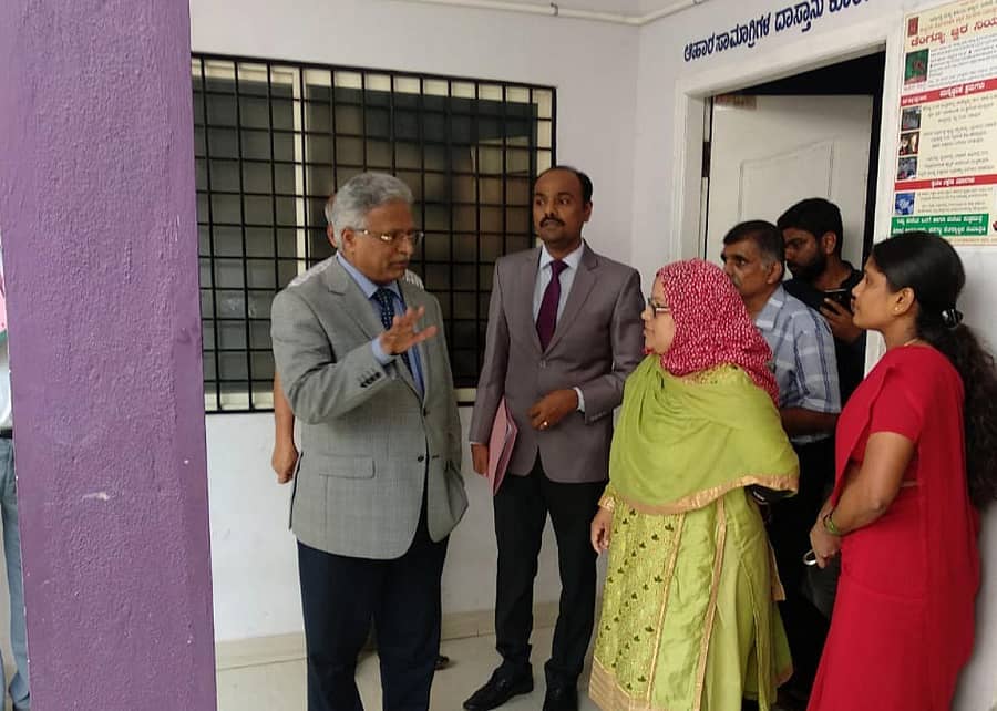 ಶಿವಮೊಗ್ಗ ಟ್ಯಾಂಕ್ಮೊಹಲ್ಲಾದ ಬಾಲಕಿಯರ ವಸತಿನಿಲಯಕ್ಕೆ ಗುರುವಾರ ಉಪ ಲೋಕಾಯುಕ್ತ ಬಿ.ಎಸ್.ಪಾಟೀಲ ಭೇಟಿ ನೀಡಿ, ಮಾಹಿತಿ ಪಡೆದರು.