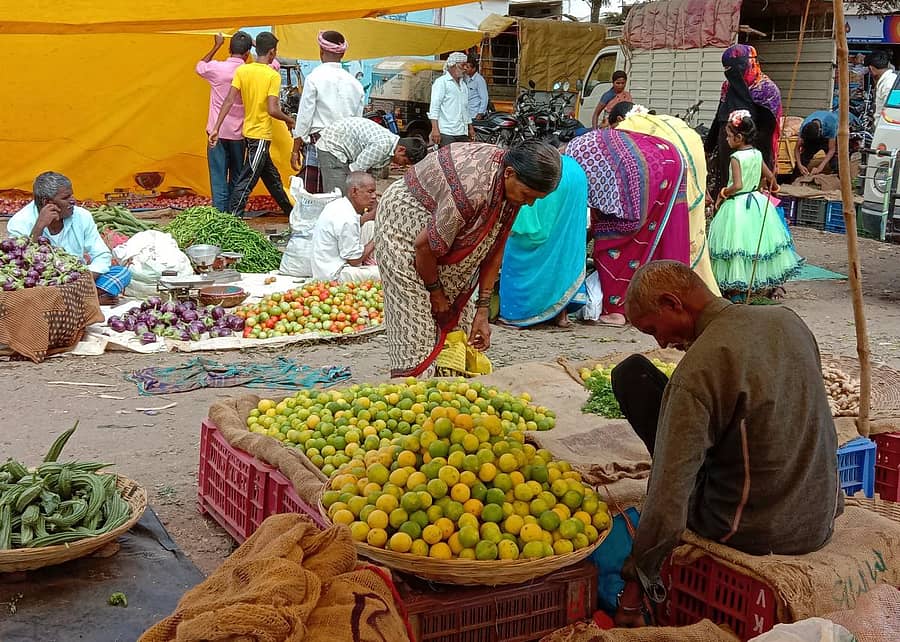 ಹಾವೇರಿ ಮಾರುಕಟ್ಟೆಯಲ್ಲಿ ಗುರುವಾರ ನಿಂಬೆಹಣ್ಣಿನ ವ್ಯಾಪಾರ