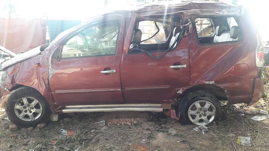 ಮಾಗಡಿ ಗುಡೇಮಾರನಹಳ್ಳಿ ಹ್ಯಾಂಡ್ ಪೋಸ್ಟ್ ಬಳಿ ನಡೆದ ಅಪಘಾತದಲ್ಲಿ ಜಖಂ ಗೊಂಡಿರುವ ಕಾರು.