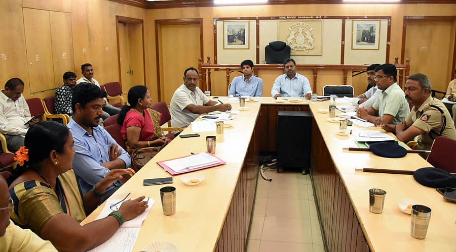 ರಾಯಚೂರು ಜಿಲ್ಲಾಧಿಕಾರಿ ಕಚೇರಿಯ ಸಭಾಂಗಣದಲ್ಲಿ ಜಿಲ್ಲಾಧಿಕಾರಿ ಆರ್.ವೆಂಕಟೇಶಕುಮಾರ್ ಅಧ್ಯಕ್ಷತೆಯಲ್ಲಿ ಎಸ್ಸಿಪಿ, ಎಸ್ಟಿಪಿ ಕಾರ್ಯಕ್ರಮಗಳ ಪ್ರಗತಿ ಪರಿಶೀಲನೆ ಸಭೆ ಗುರುವಾರ ನಡೆಯಿತು