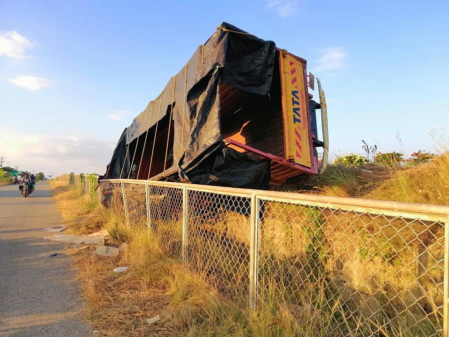 ದೊಡ್ಡ ಆಲದಮರದ ಬಳಿ ಲಾರಿ ಅಪಘಾತವಾಗಿರುವಂತೆ ಬಿಂಬಿಸಿರುವುದು