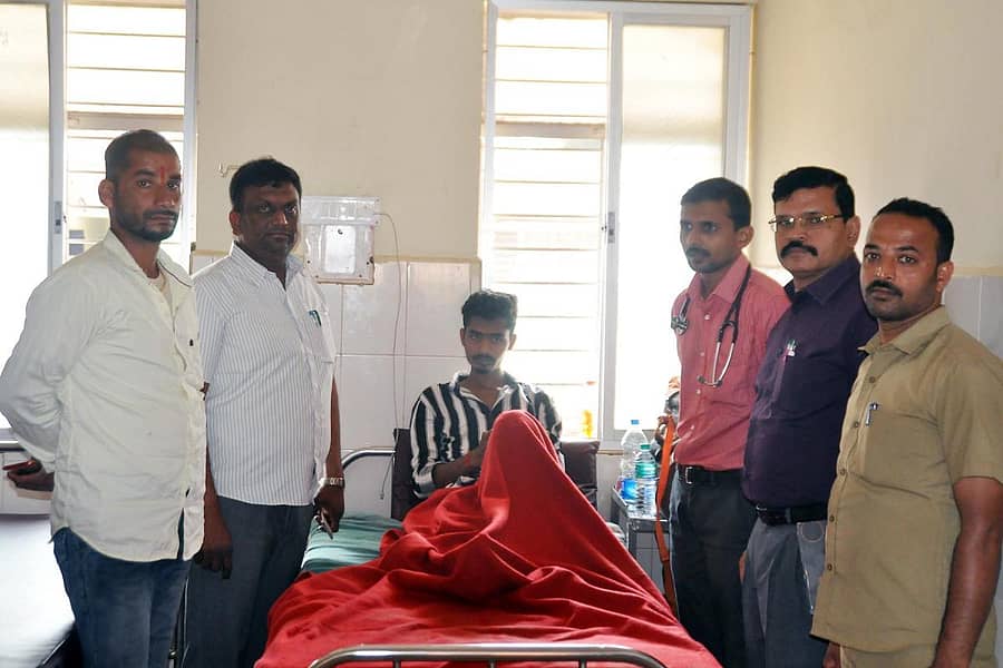 ಸಾಗರ ತಾಲ್ಲೂಕಿನ ಭಾನ್ಕುಳಿ ಗ್ರಾಮ ಪಂಚಾಯಿತಿ ವ್ಯಾಪ್ತಿಯ ಗುಜರವಳ್ಳಿ ಗ್ರಾಮದ ಭರತ್ ಎಂಬ ಯುವಕನಿಗೆ ಮಂಗನ ಕಾಯಿಲೆ ಸೋಂಕು ಕಾಣಿಸಿಕೊಂಡಿದ್ದು, ಇಲ್ಲಿನ ಸರ್ಕಾರಿ ಆಸ್ಪತ್ರೆಗೆ ದಾಖಲಾಗಿದ್ದಾರೆ. ತಾಲ್ಲೂಕು ಪಂಚಾಯಿತಿ ಅಧ್ಯಕ್ಷ ಮಲ್ಲಿಕಾರ್ಜುನ ಹಕ್ರೆ ಗುರುವಾರ ಭೇಟಿ ನೀಡಿ ಅವರ ಯೋಗಕ್ಷೇಮ ವಿಚಾರಿಸಿದರು.